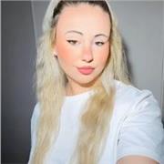 Tengo estudios, en literatura y letras sacaba muy buenas notas, y me defino como extrivertida y polivalente.